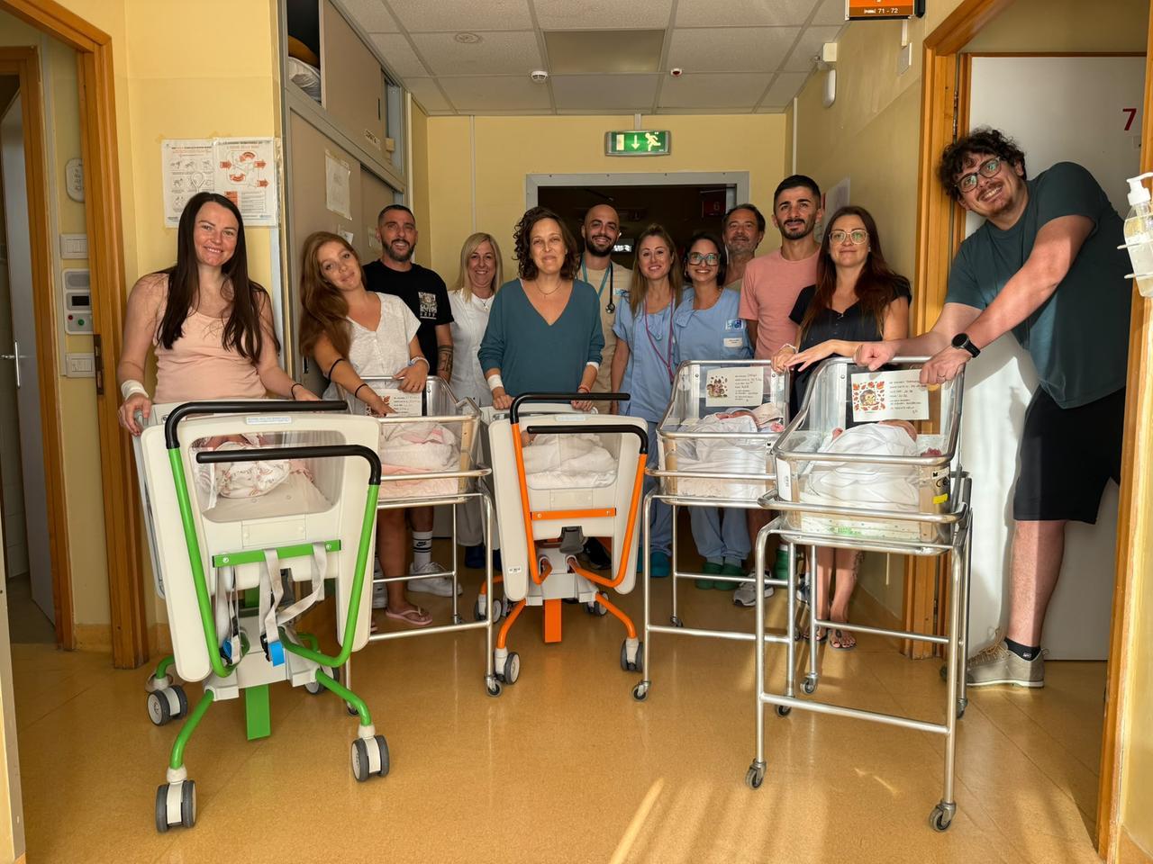 
	I cinque bambini nati in poche ore all'ospedale di Portoferraio con le mamme e i pap&agrave;

