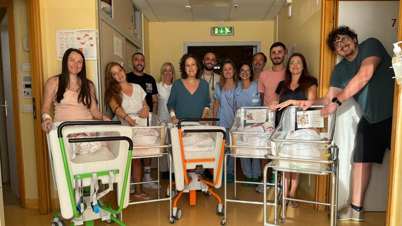 I cinque bambini nati in poche ore all'ospedale di Portoferraio con le mamme e i papà