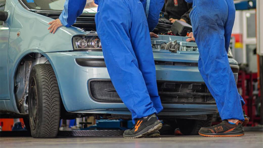 Il meccanico usa l'auto della cliente, guida con la patente sospesa e prende multe per 7mila euro