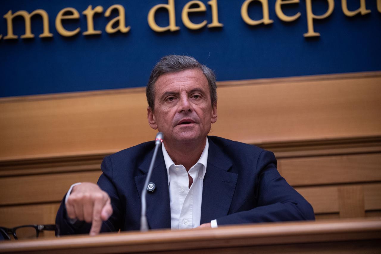 Eruzione dell’Etna, la rabbia di Calenda bloccato in Sicilia per tre giorni: «Isola trascurata come un paese del terzo mondo»