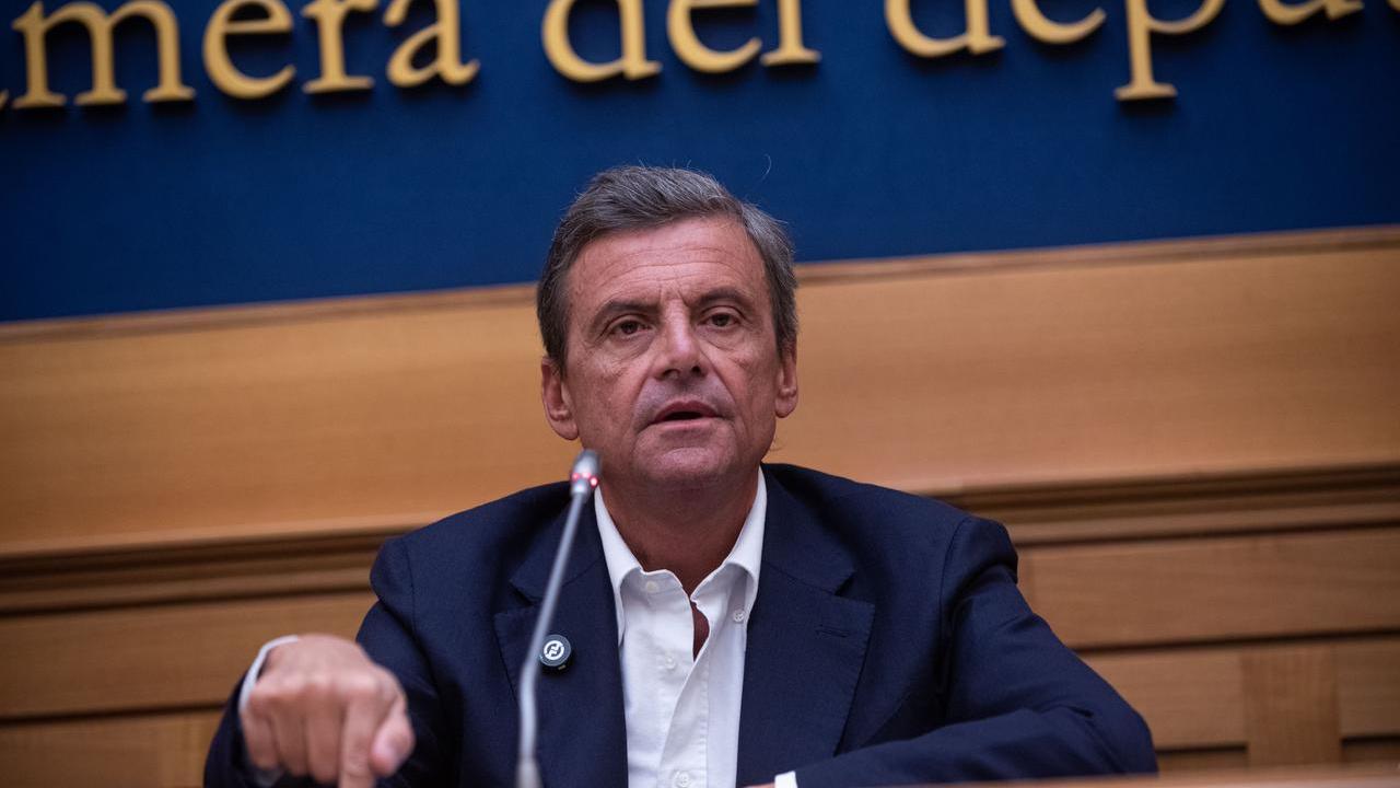 Eruzione dell’Etna, la rabbia di Calenda bloccato in Sicilia per tre giorni: «Isola trascurata come un paese del terzo mondo»