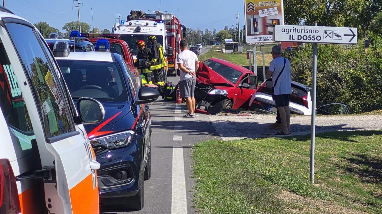 Pontemaodino, scontro frontale tra due auto: due persone rimaste ferite