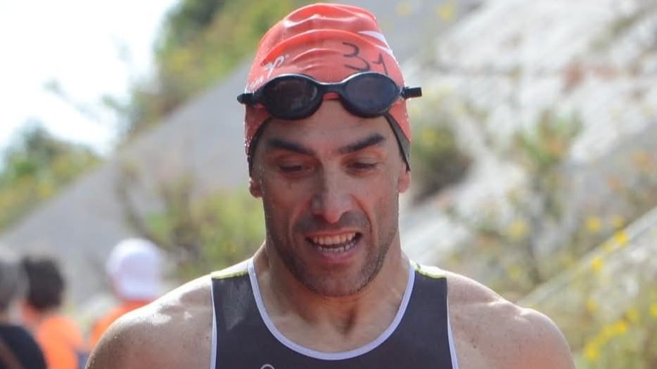 Cinquanta chilometri sotto la pioggia, il nuoto, la corsa e finalmente il traguardo: il vincitore dell’Ironman Italy arriva dalla Sardegna – La storia
