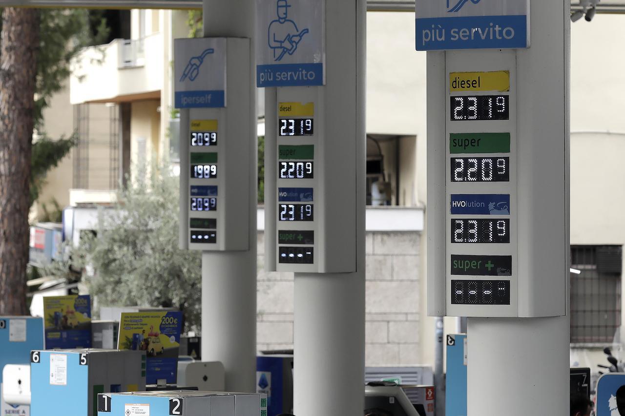 Caro carburante, dopo Eni anche Ip mette un tetto ai prezzi: da quando e dove fare rifornimento risparmiando