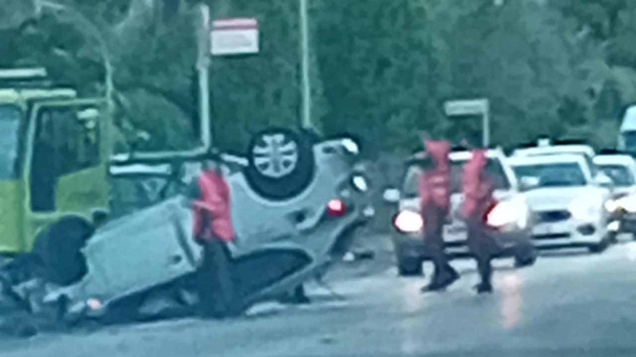 Chifenti, auto si ribalta sulla via del Brennero