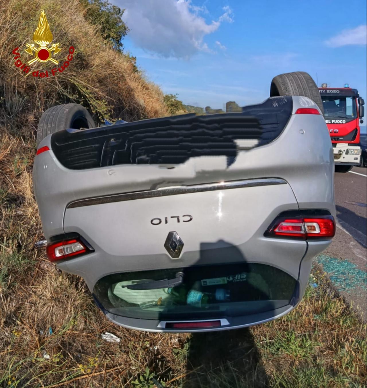 Fuori strada con l’auto sulla statale 131, una persona ferita
