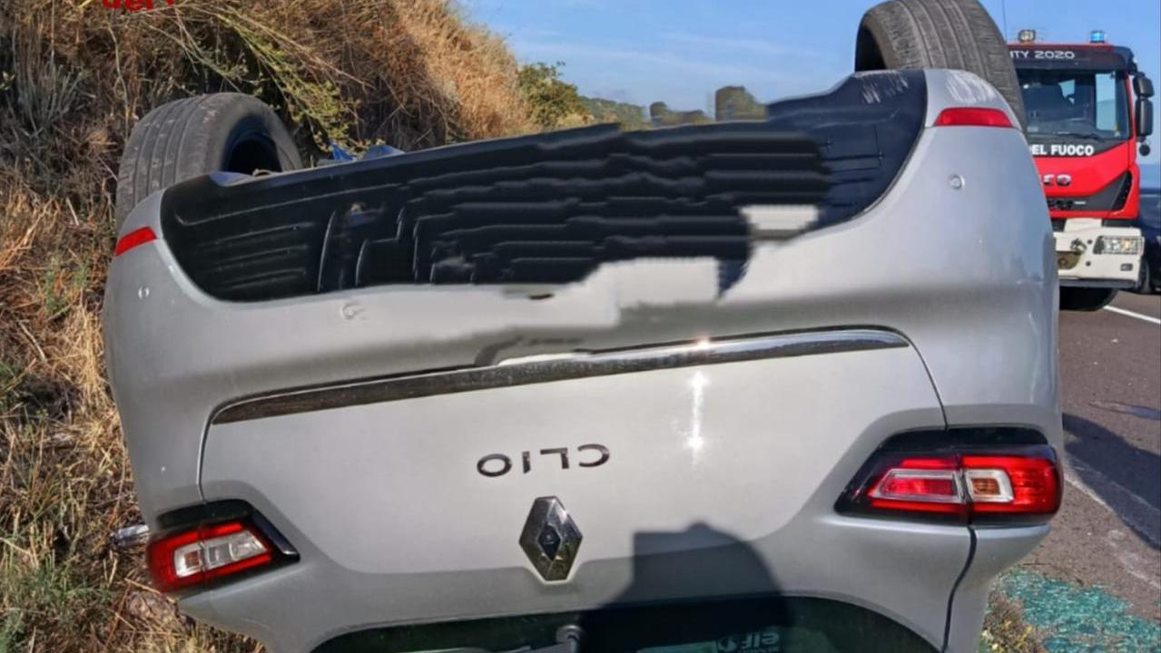 Fuori strada con l’auto sulla statale 131, una persona ferita