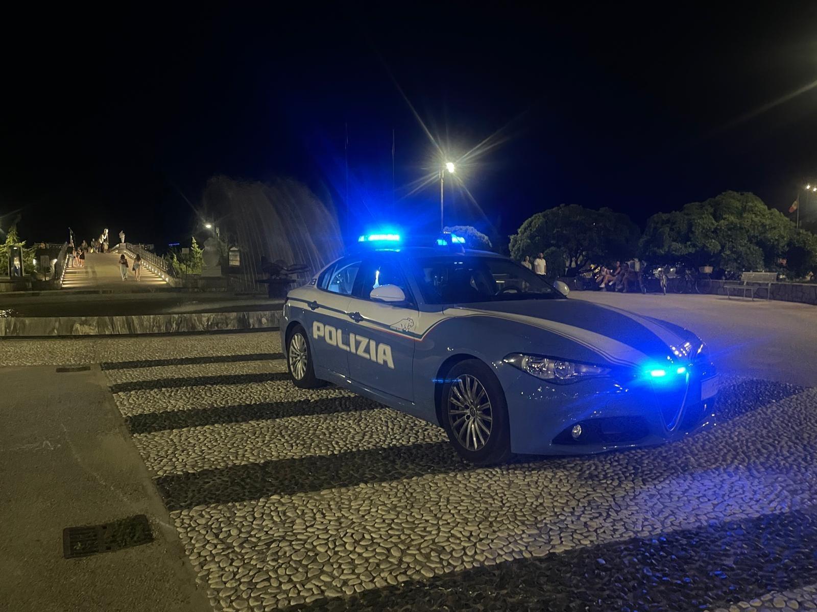 Una volante della polizia di Stato (foto d'archivio)