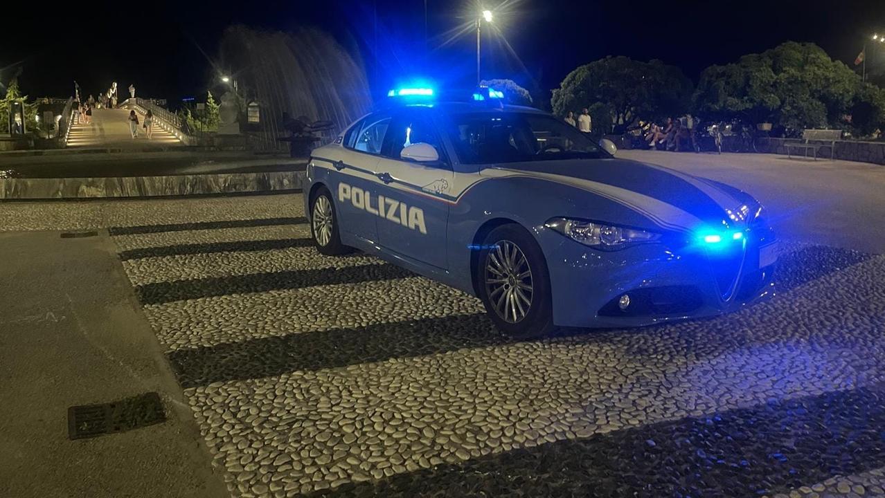 Una volante della polizia di Stato (foto d'archivio)