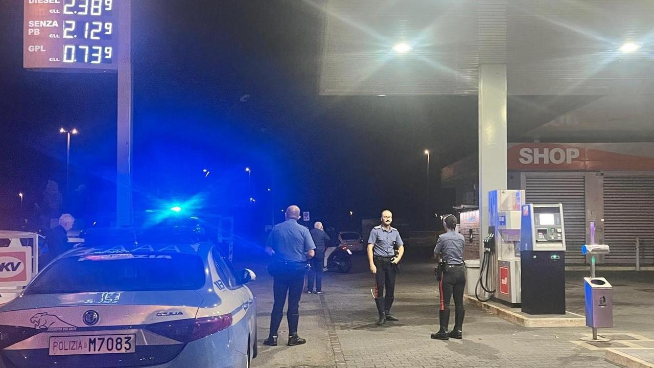 Ferisce una donna con un cacciavite, poi investe con l’auto una coppia che voleva soccorrerla