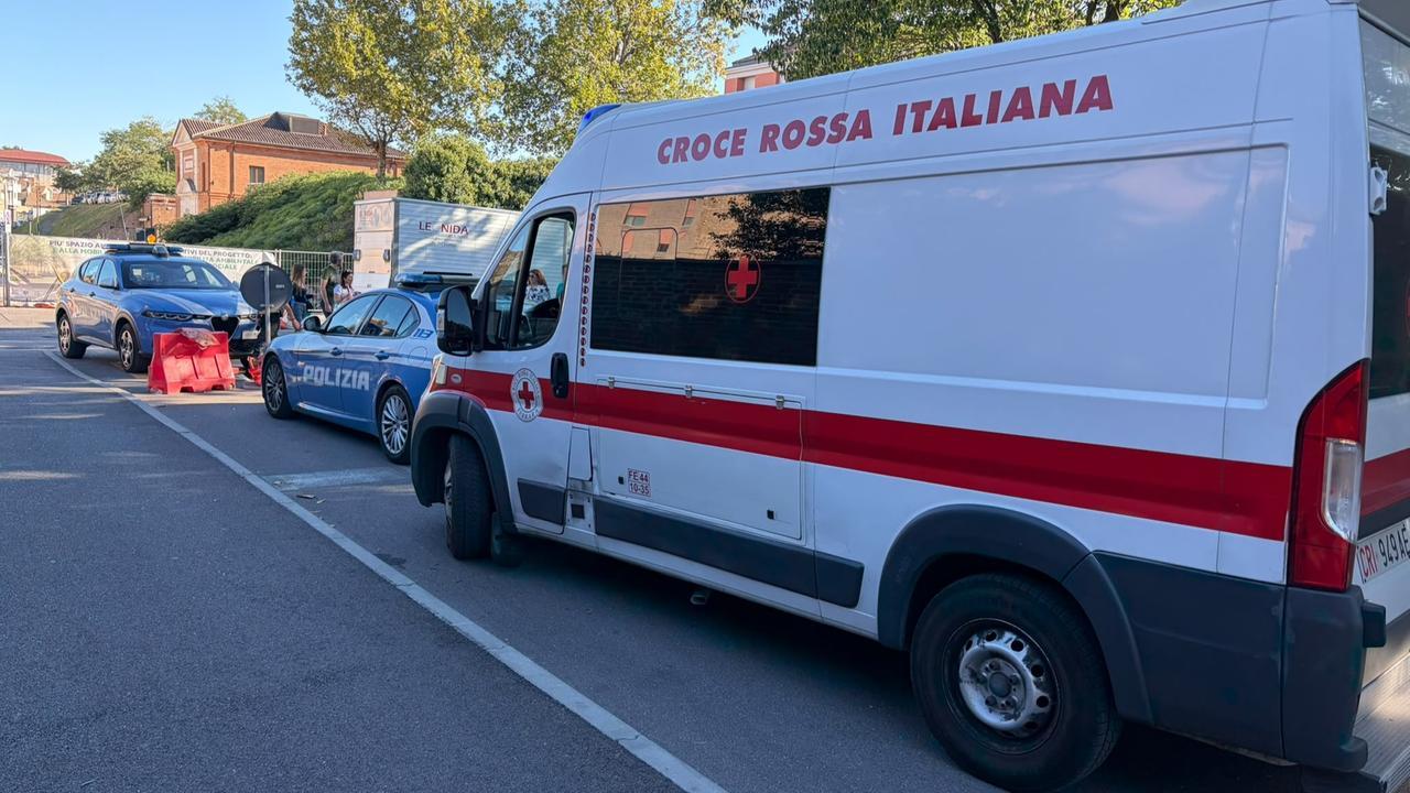 Ferrara, tre persone prese a sassate da un gruppo di giovanissimi: «Ogni giorno episodi simili»