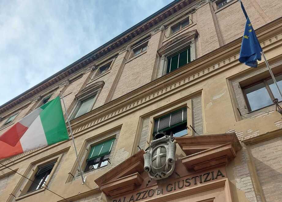 Dà un passaggio a un uomo rimasto in piedi, lui la palpeggia in auto: condannato a 10 mesi di carcere