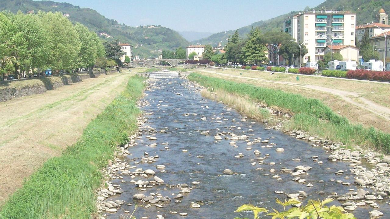 Affogata, torturata e frustata lungo il fiume: cosa sappiamo dell’incubo di una 20enne a Pescia salvata da un passante
