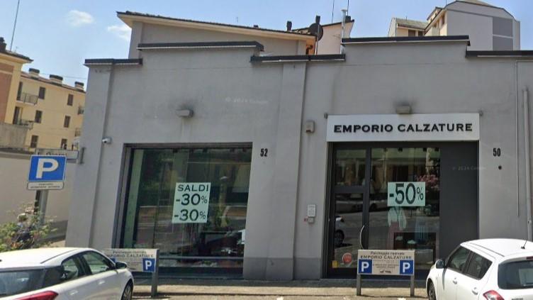 Ruba una borsa dal negozio e scappa in via Vignolese: inseguita e catturata dal commerciante