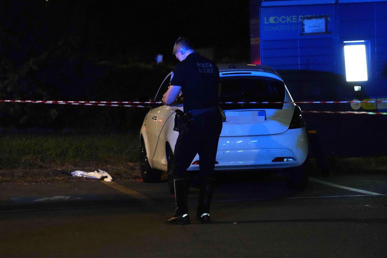 Reggio Emilia, trafigge una donna e investe chi la soccorre: cosa sappiamo dell’aggressione al distributore Ego