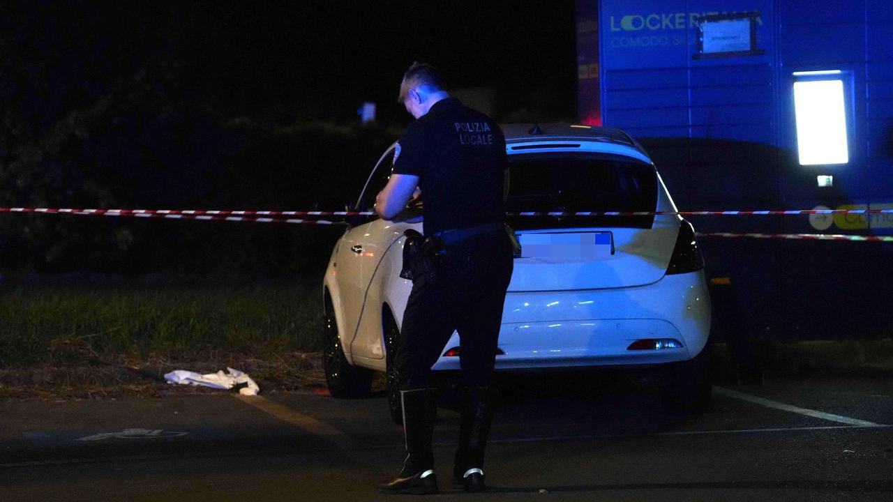 Reggio Emilia, trafigge una donna e investe chi la soccorre: cosa sappiamo dell’aggressione al distributore Ego
