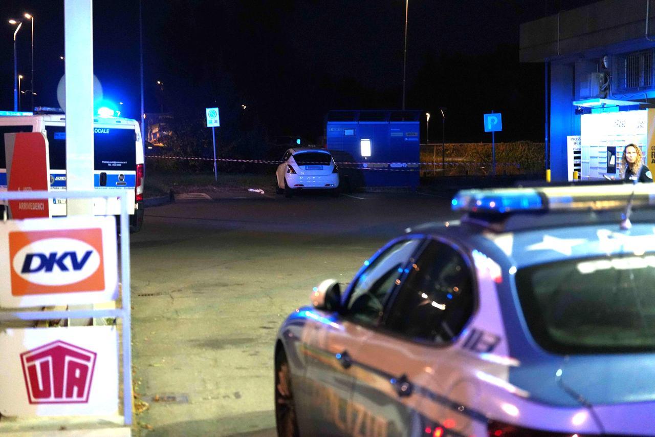 Reggio Emilia, colpisce una donna col cacciavite e investe i suoi soccorritori: chi è l’autore dell’aggressione al distributore