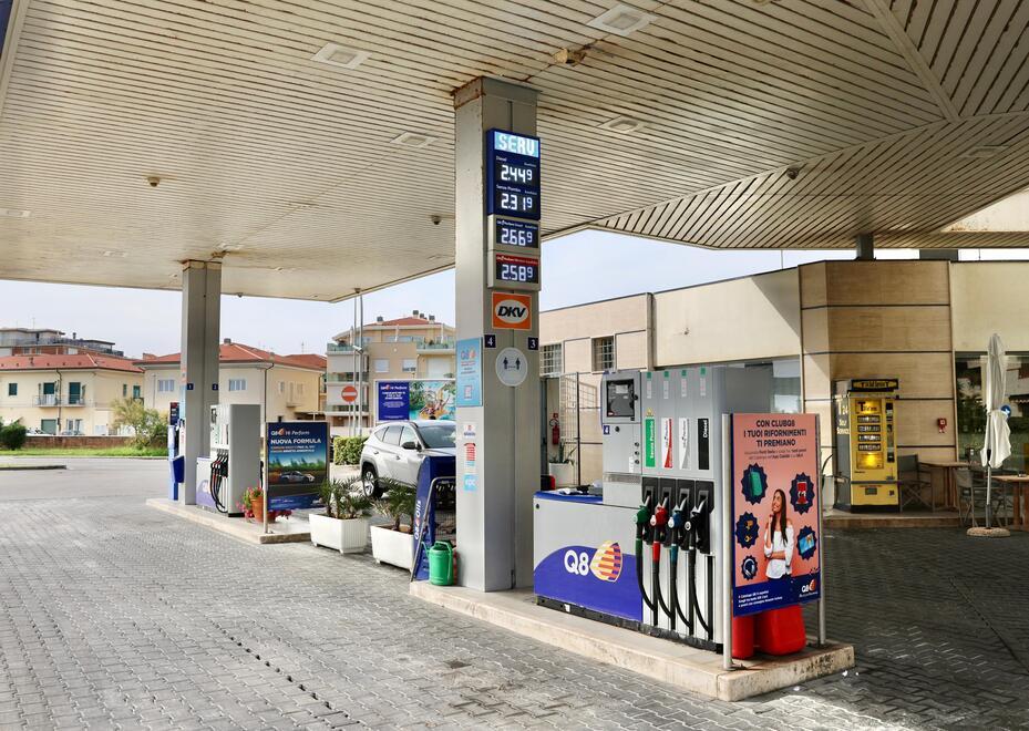 
	Un distributore a Viareggio domenica (foto Giannini)

