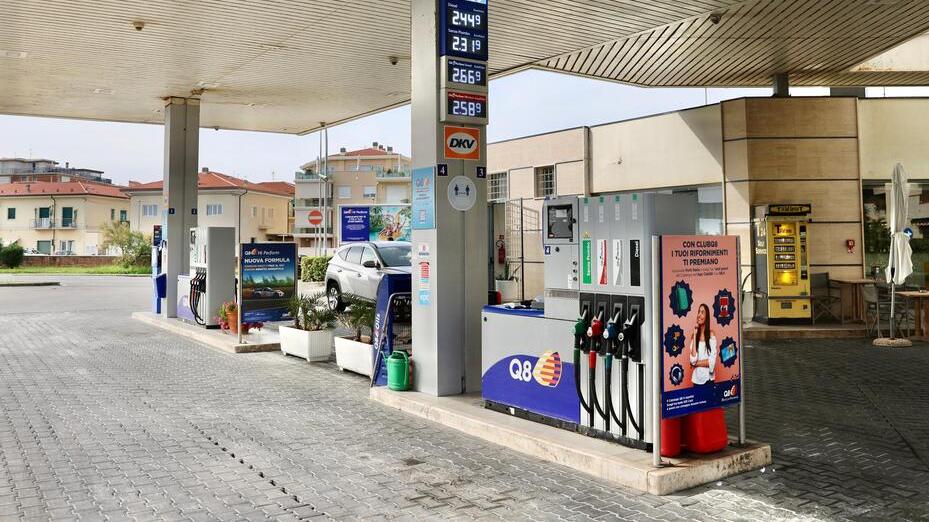 Un distributore a Viareggio domenica (foto Giannini)