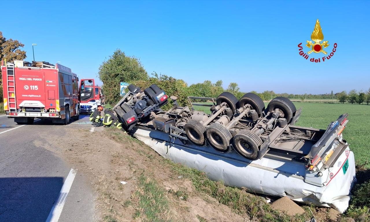Reggio Emilia, autoarticolato carico di mangime si ribalta sulla via Emilia