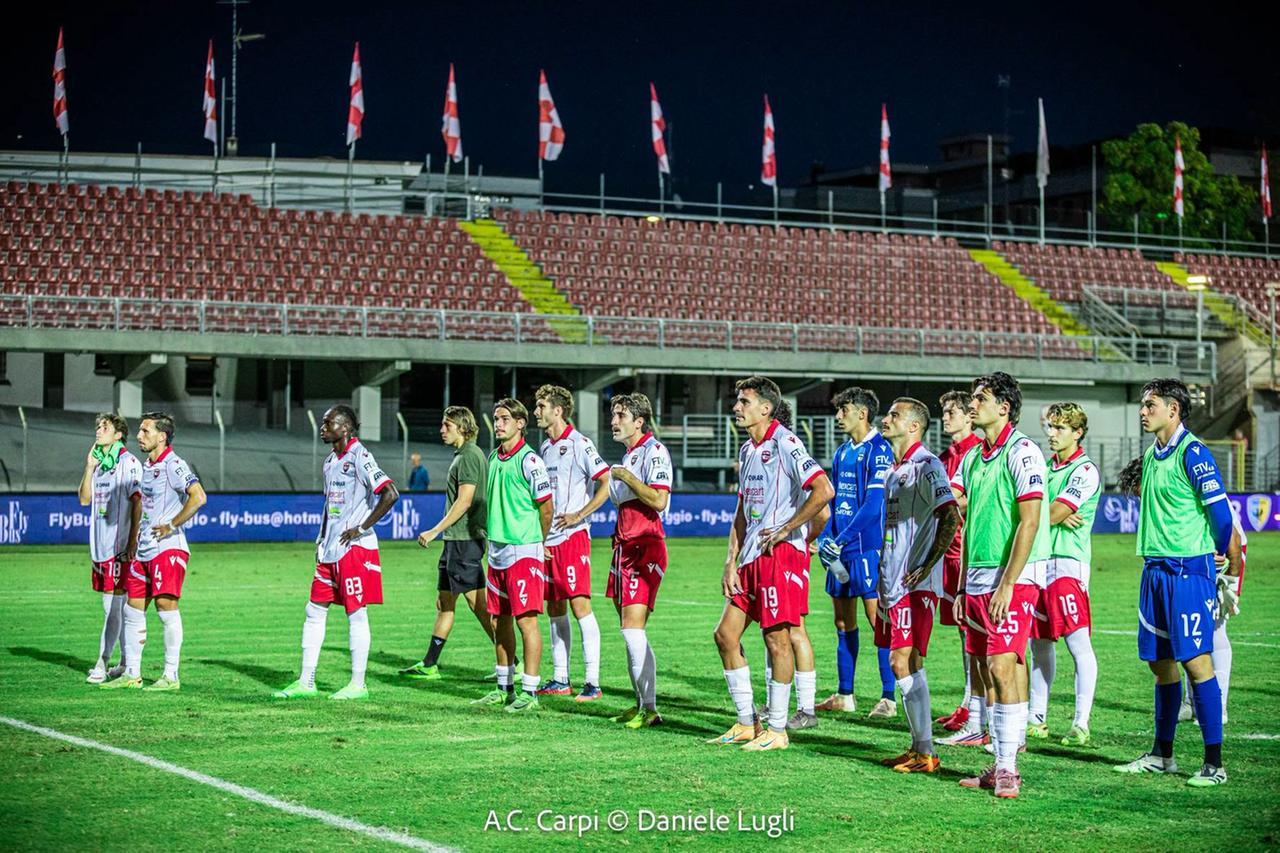 
	Il Carpi deluso sotto la curva (foto Daniele Lugli)

