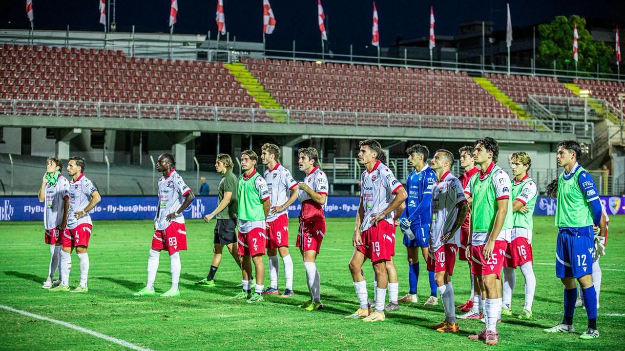 Il Carpi deluso sotto la curva (foto Daniele Lugli)