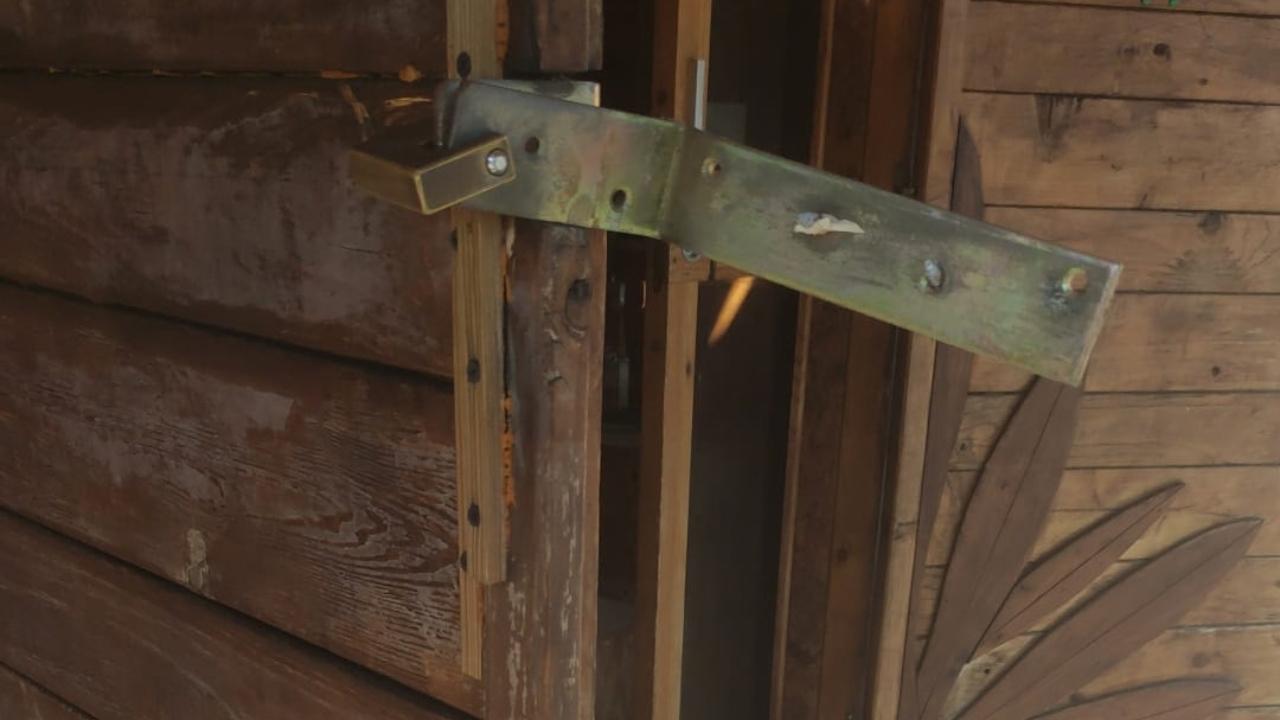 
	La porta di ingresso del negozio forzata dai ladri

