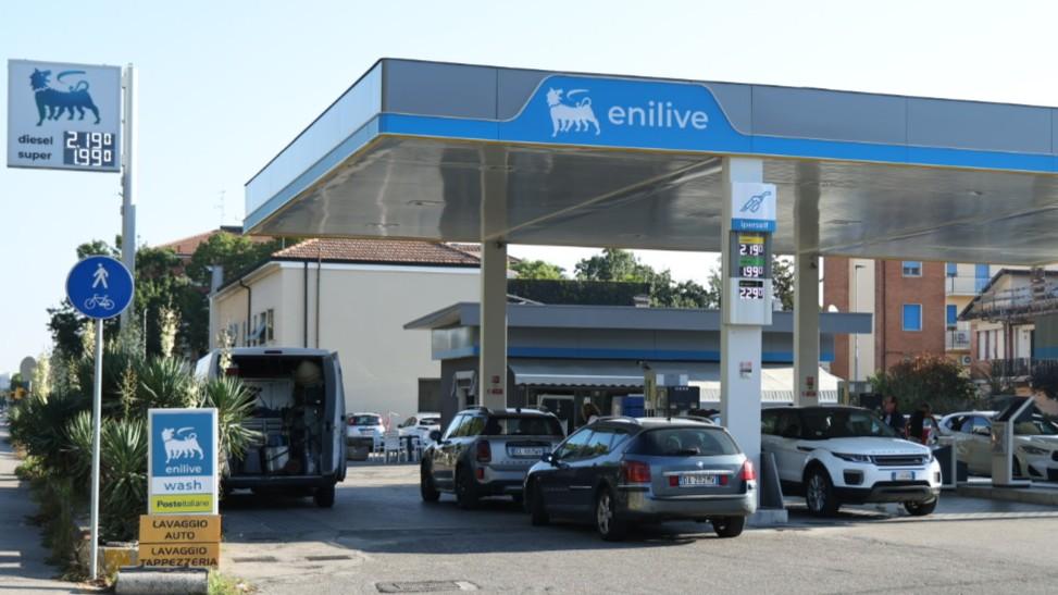 Ferrara, benzina e gasolio a prezzo calmierato: assalto ai distributori Eni