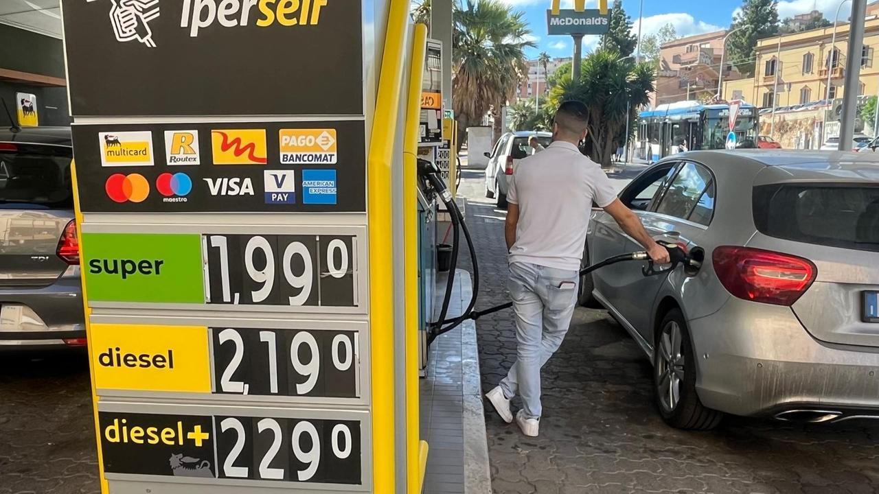 Benzina e diesel, il tetto Eni incide poco in Sardegna: 10 centesimi in meno per un pieno