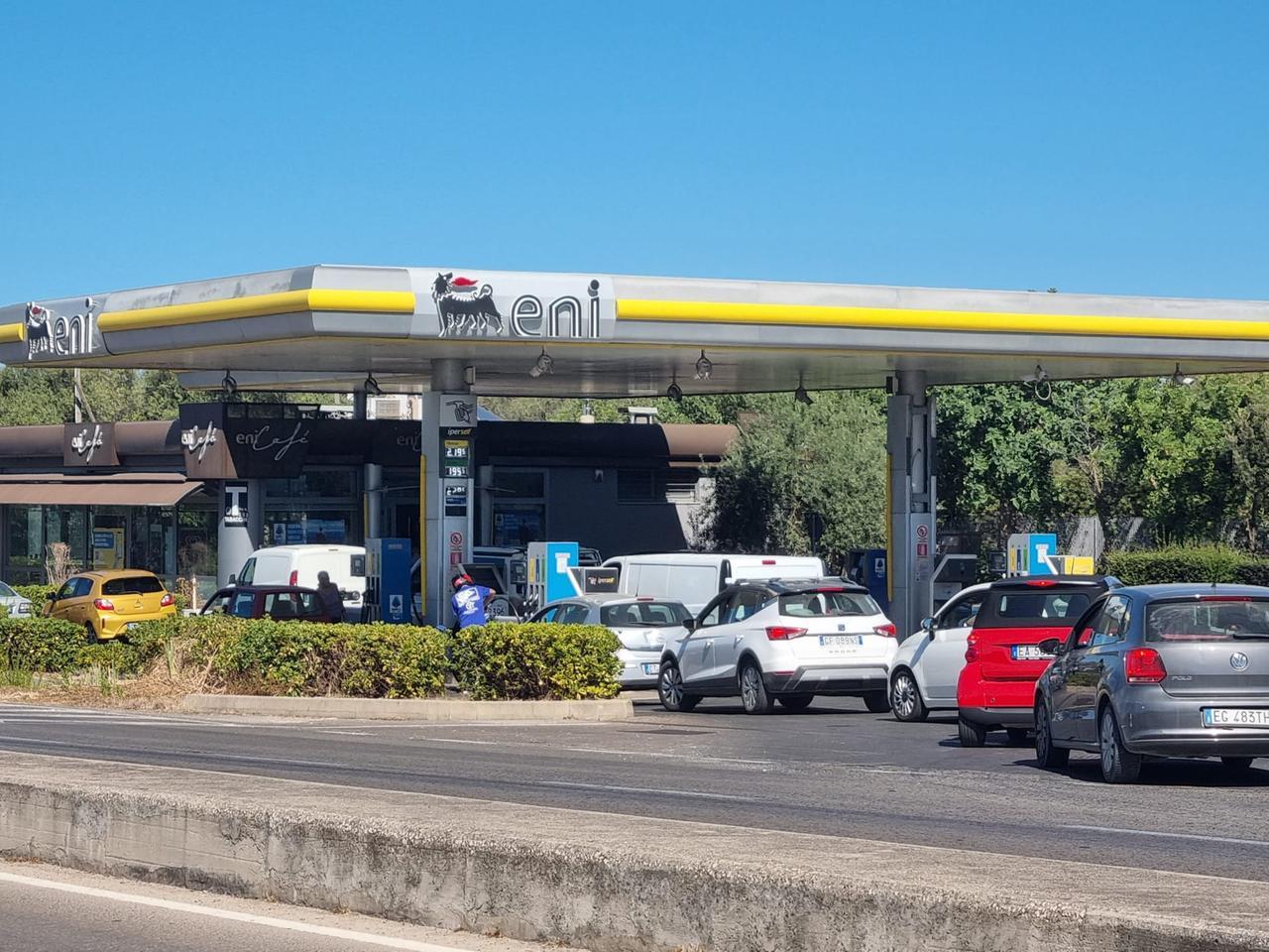 Carburanti, in Sardegna 136 distributori Eni: con il tetto si risparmiano fino a 10 euro a pieno