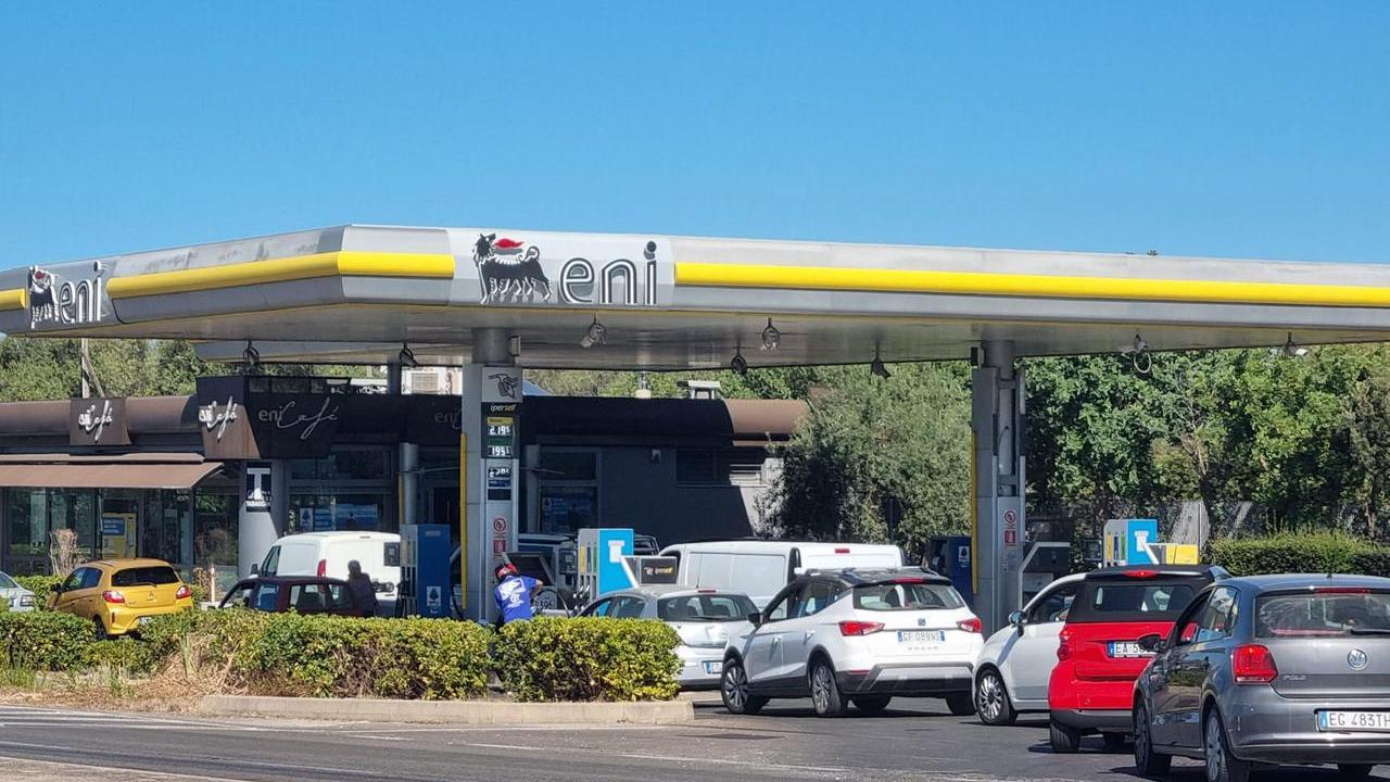 In Sardegna code davanti ai distribuori Eni, con il tetto si risparmiano fino a 10 euro a pieno