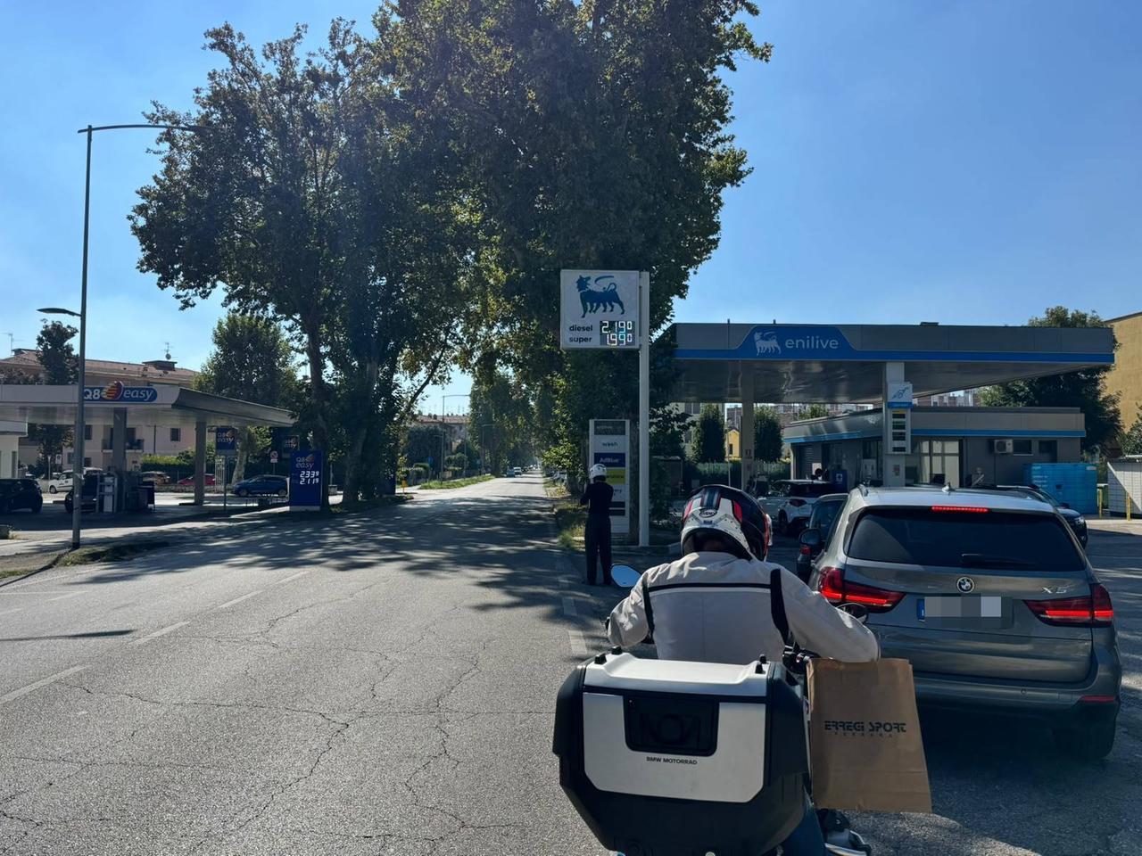 Ferrara, benzina e gasolio a prezzo calmierato: assalto ai distributori Eni