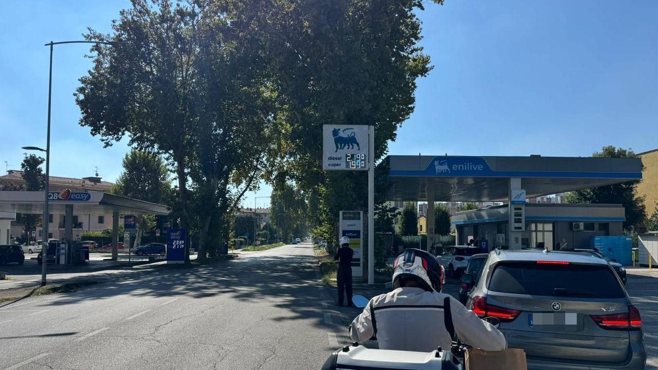 Ferrara, benzina e gasolio a prezzo calmierato: assalto ai distributori Eni