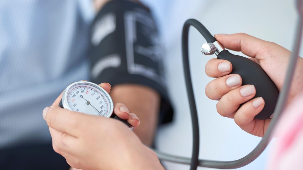 Livorno, quattro cittadini su dieci soffrono di ipertensione e non lo sanno: «Uno dei principali fattori di rischio per infarto o ictus»