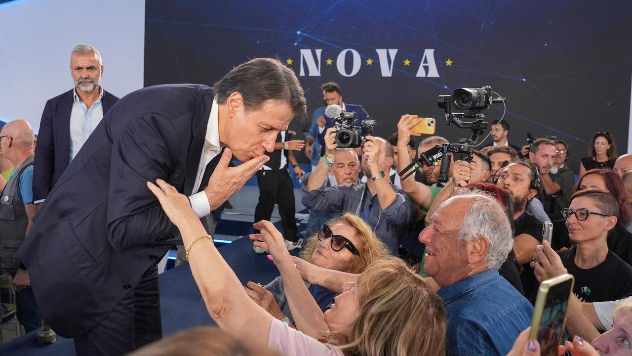 Torna il Reddito di cittadinanza: 6.500 euro l’anno anche agli “occupabili”, ecco il piano del Movimento 5 Stelle