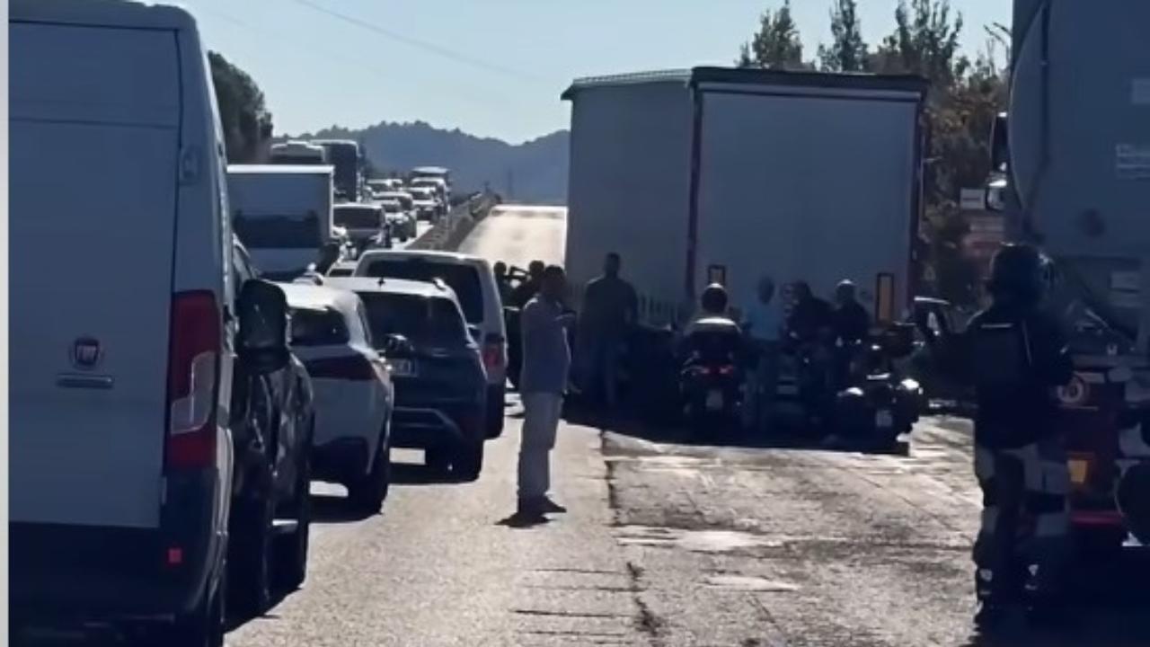 Fi-Pi-Li, incidente e traffico paralizzato: scontro tra auto e tir – Lunghe code
