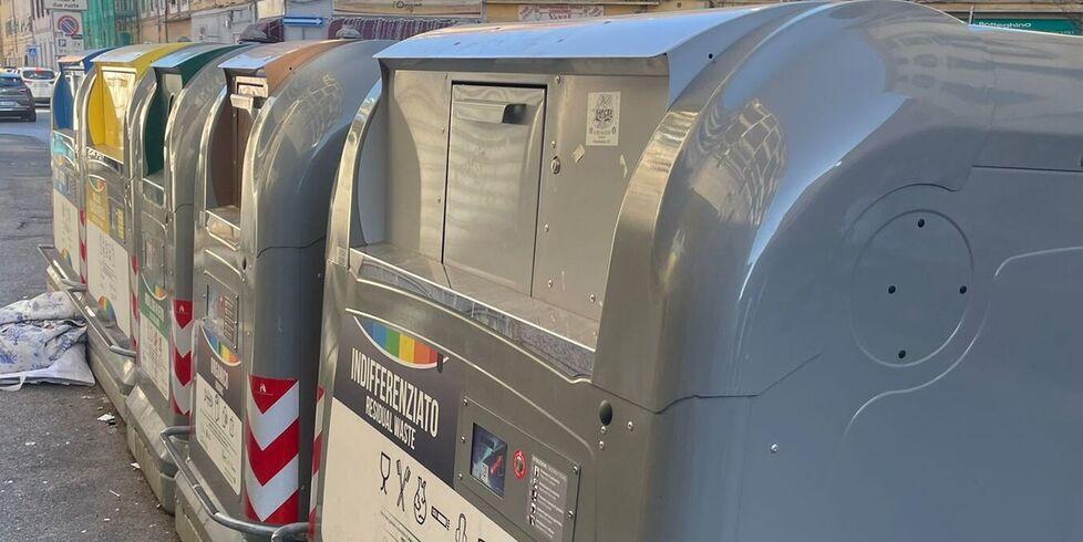 Livorno, bidoni in centro ancora tutti aperti: perché è slittata l’attivazione delle tessere