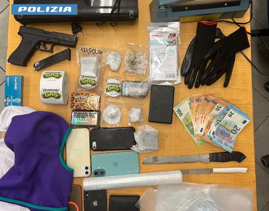 Vede la polizia e nasconde la droga sotto un’auto. A casa spuntano hashish e una pistola da soft air: arrestato 20enne