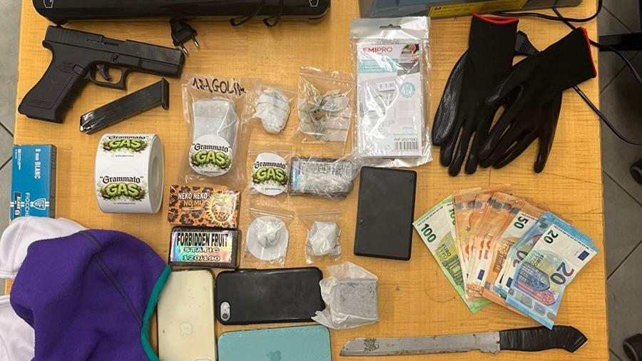 Vede la polizia e nasconde la droga sotto un’auto. A casa spuntano hashish e una pistola da soft air: arrestato 20enne