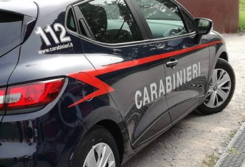 Lite tra fidanzati, lei spacca a calci il vetro dell’auto dei carabinieri e lui aggredisce i militari: arrestati
