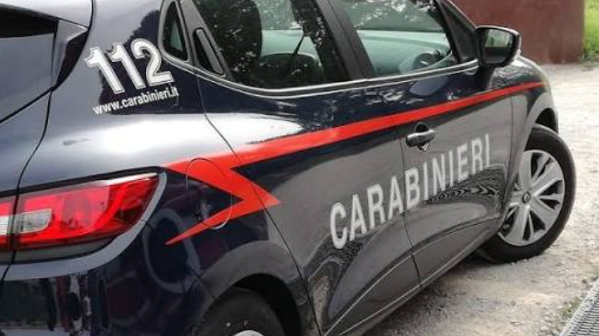 Lite tra fidanzati, lei spacca a calci il vetro dell’auto dei carabinieri e lui aggredisce i militari: arrestati