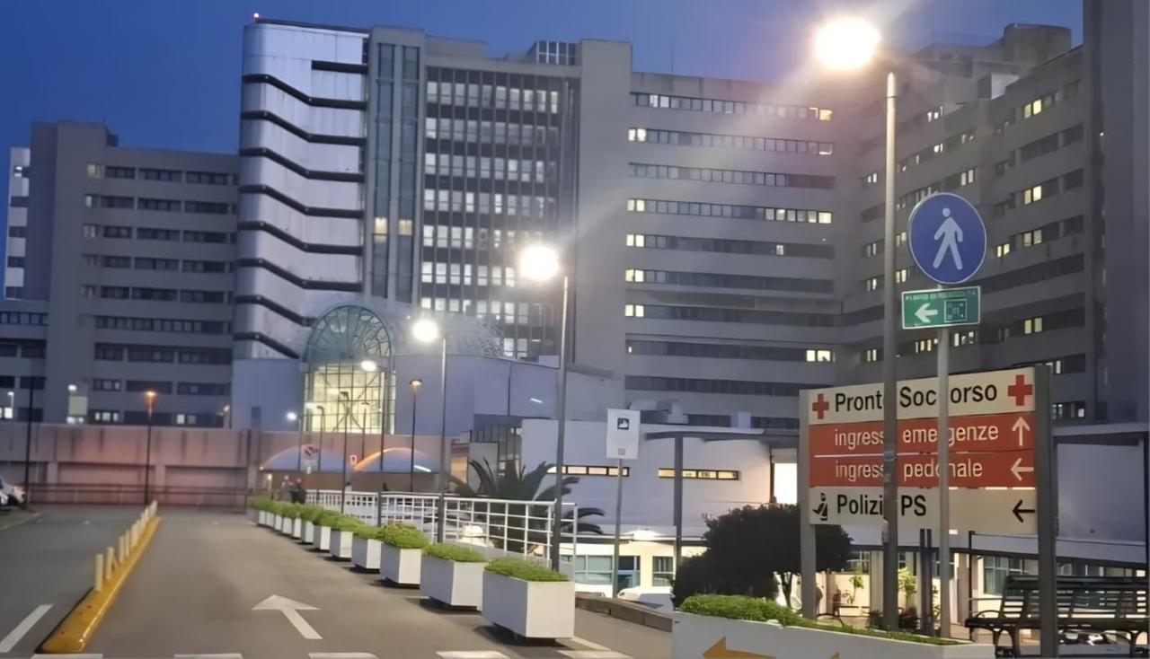 Il veicolo sbanda e si ribalta sulla carreggiata, gravissimo un giovane automobilista