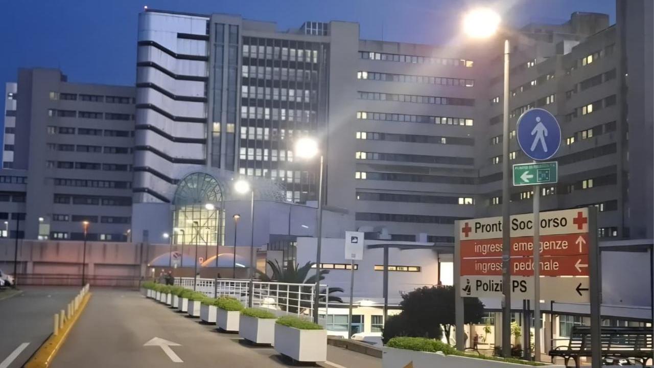 Il veicolo sbanda e si ribalta sulla carreggiata, gravissimo un giovane automobilista