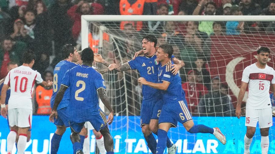 Alessandro Bastoni festeggia con i compagni il primo gol degli azzurri