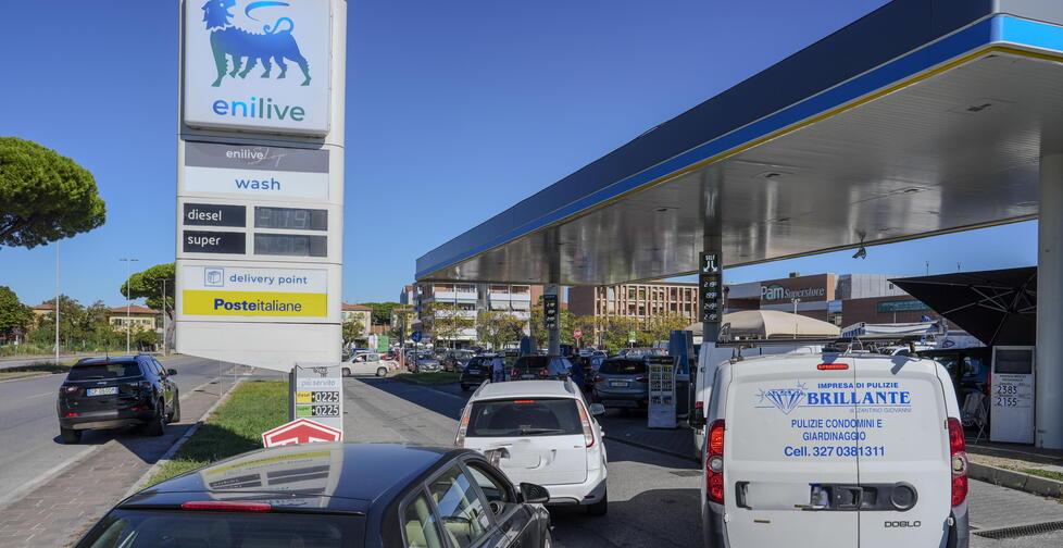 
	La fila di mezzi il 28 settembre davanti al distributore Enilive in via Firenze a Livorno (foto Stick)

