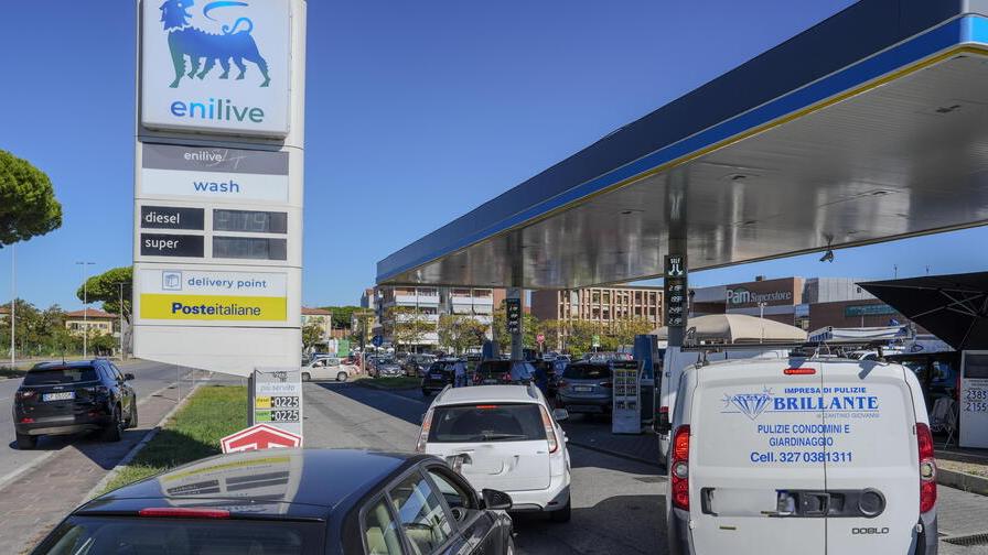 La fila di mezzi il 28 settembre davanti al distributore Enilive in via Firenze a Livorno (foto Stick)