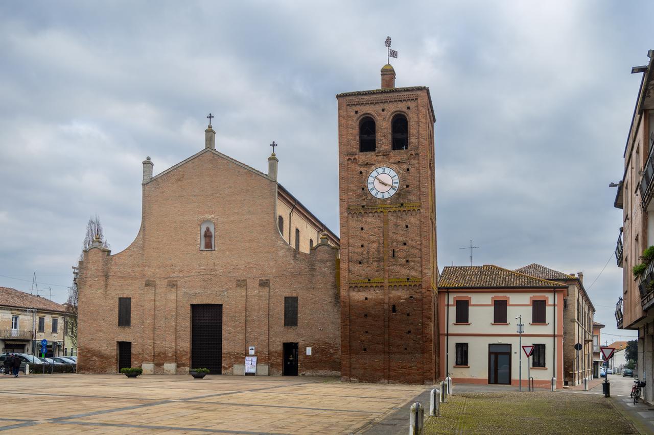 Massa Fiscaglia, il campanile romanico è pericolante: intervento di sicurezza