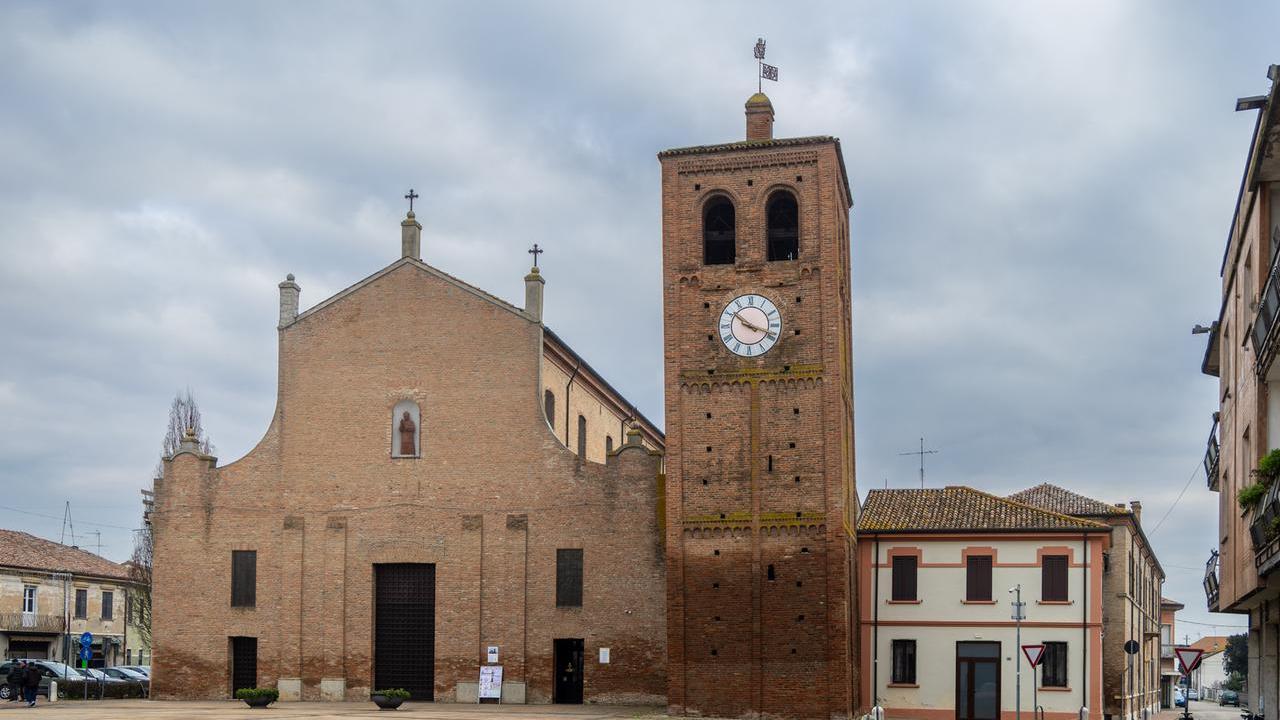 Massa Fiscaglia, il campanile romanico è pericolante: intervento di sicurezza