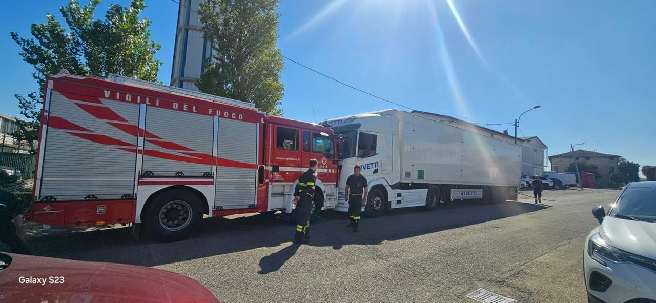 La moglie fa un incidente, il marito accorre, ma sbatte col camion contro i pompieri