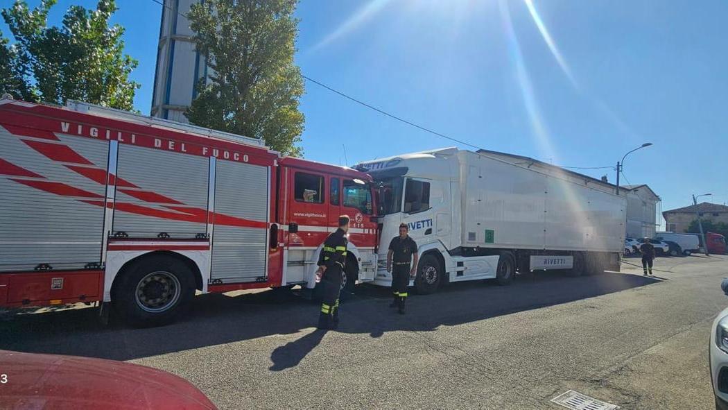 La moglie fa un incidente, il marito accorre, ma sbatte col camion contro i pompieri